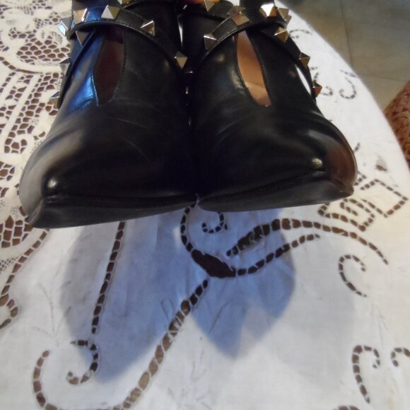 Rockstud leather ankle boots in black - Valentino Garavani  Valentino Garavani Black Leather Ankle Boots w/Rockstud Wrap Strap DetailSize 38